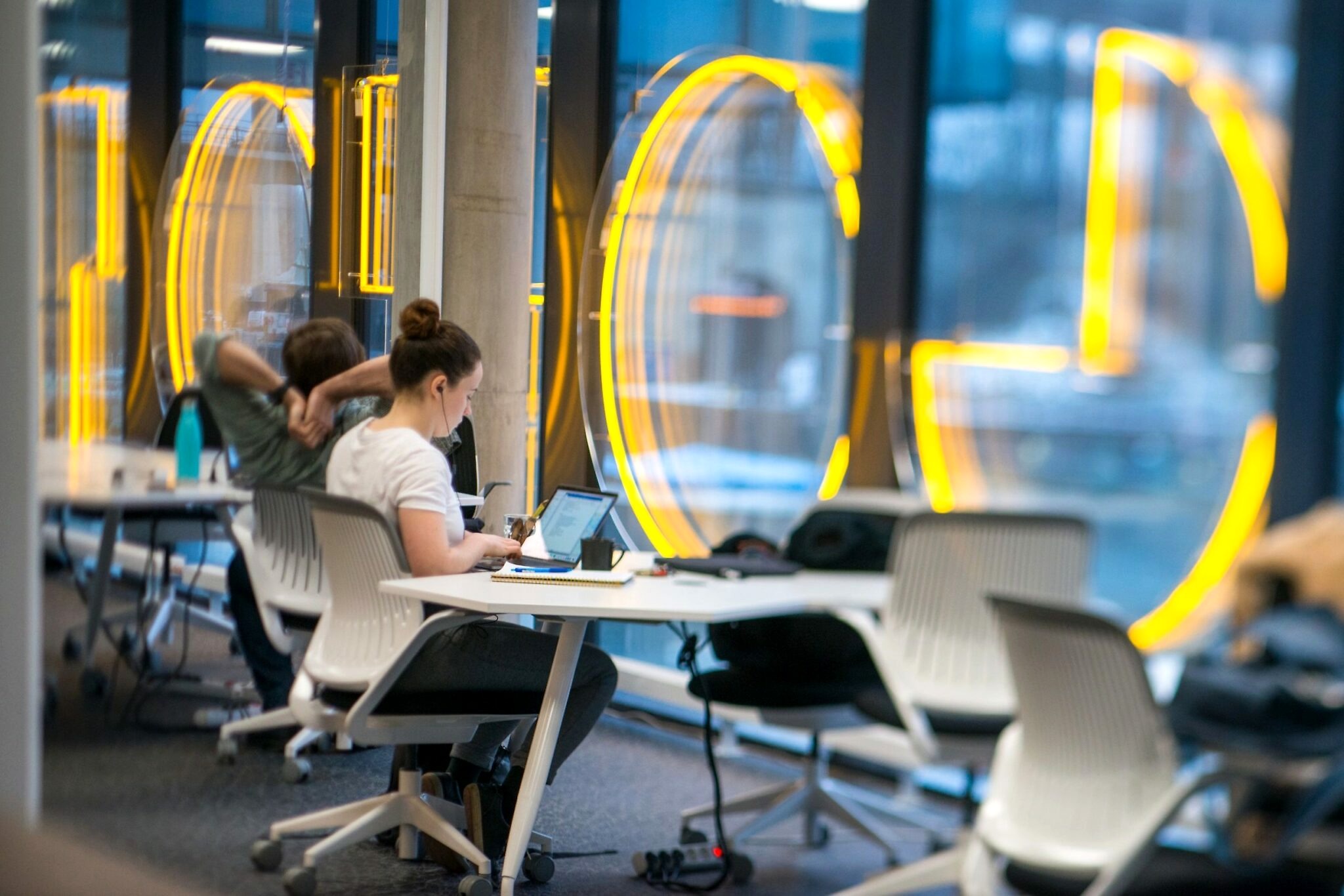 En kvinna och man sitter och arbetar vid en laptop på Goto 10 coworkingspace