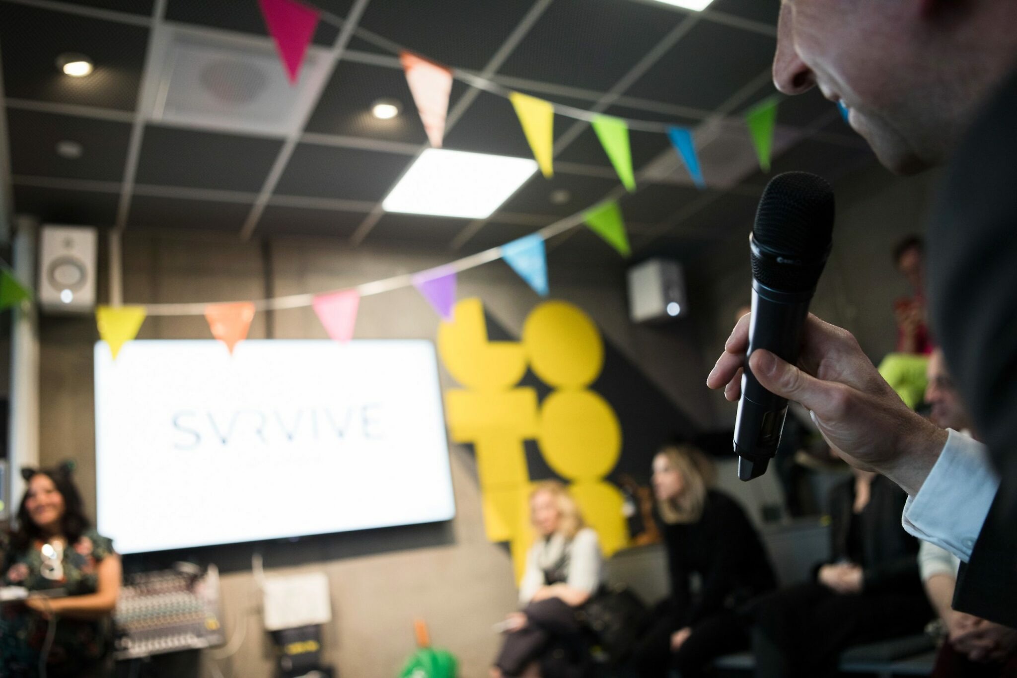 Jubileumsfirande med publik i Gradängen och flaggor i taket på Goto 10 Stockholm