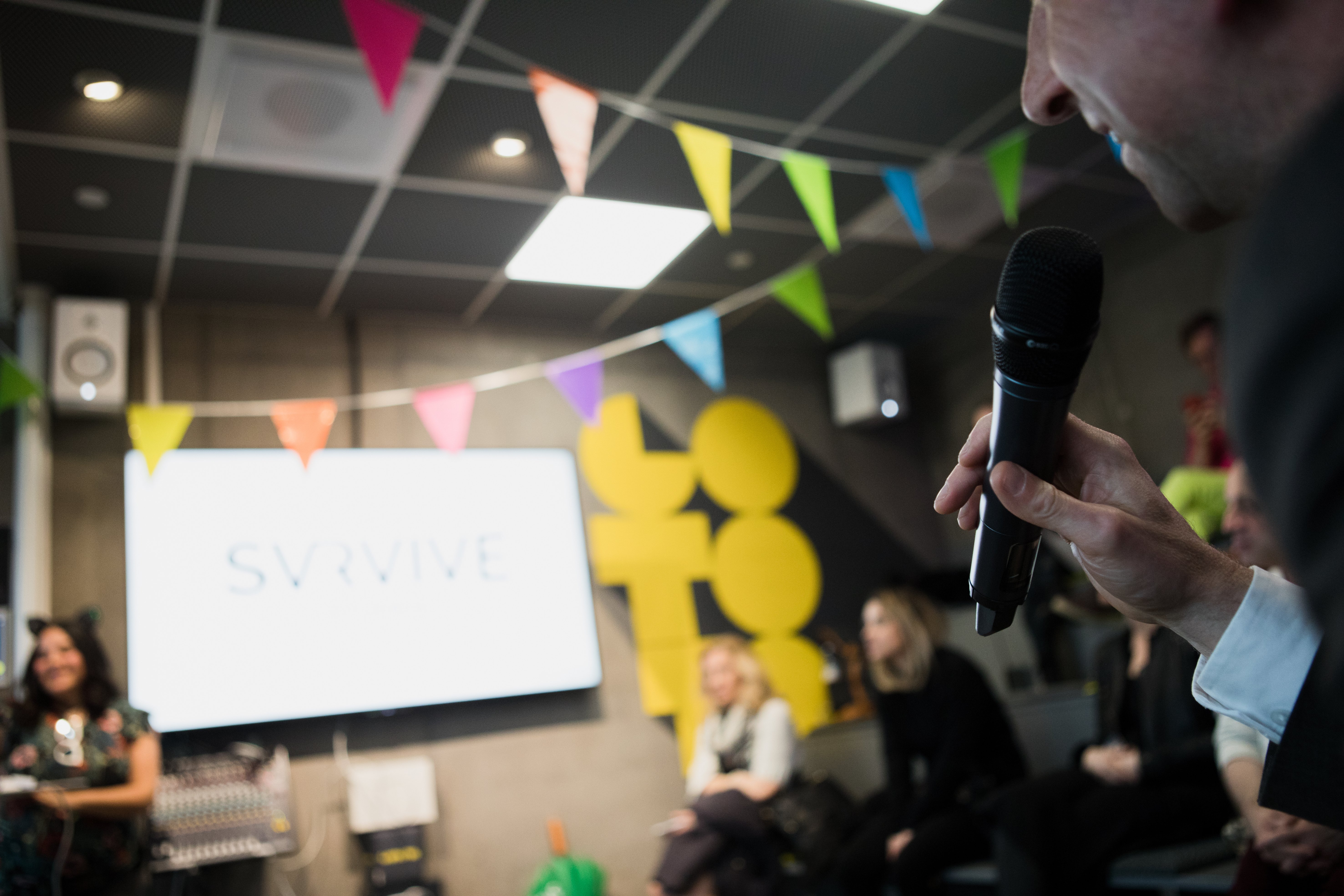 Jubileumsfirande med publik i Gradängen och flaggor i taket på Goto 10 Stockholm