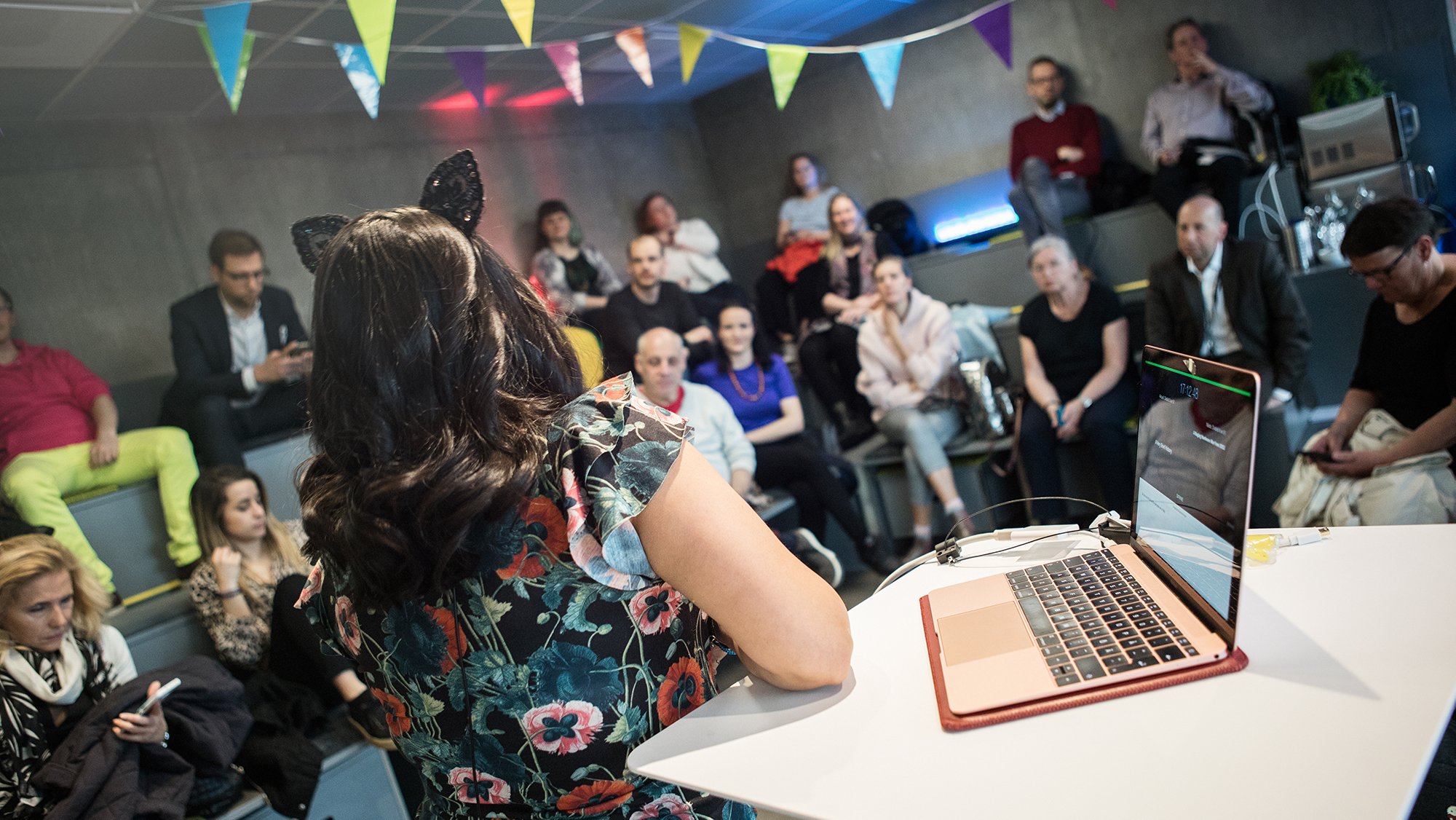 En talare som står framför en publik i Gradängen på Goto 10 Stockholm.