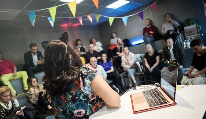 En talare som står framför en publik i Gradängen på Goto 10 Stockholm.