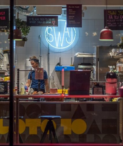 SWAJ Krubb & Kafé syns genom ett fönster