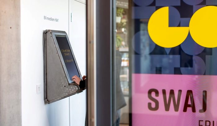 Händer på medlemsautomat vid entrén på Goto 10