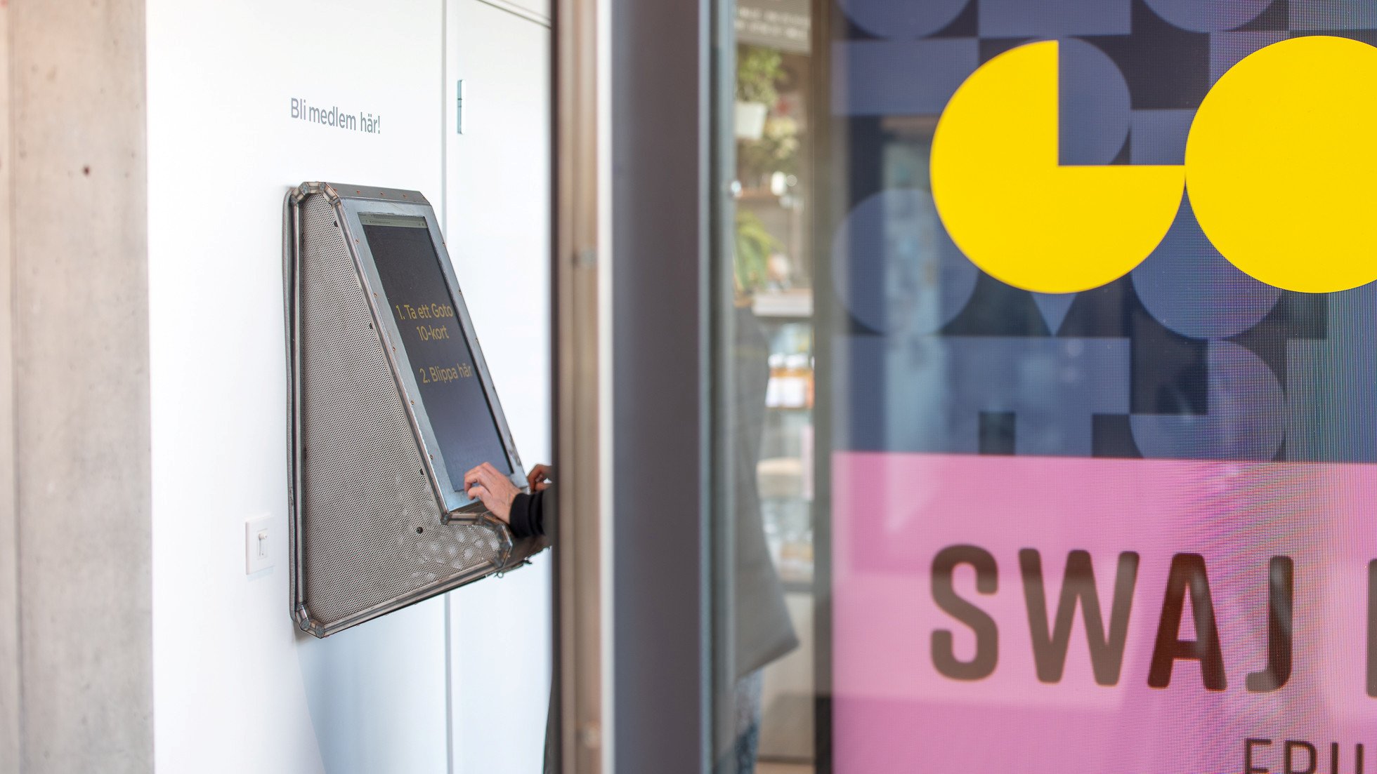 Händer på medlemsautomat vid entrén på Goto 10