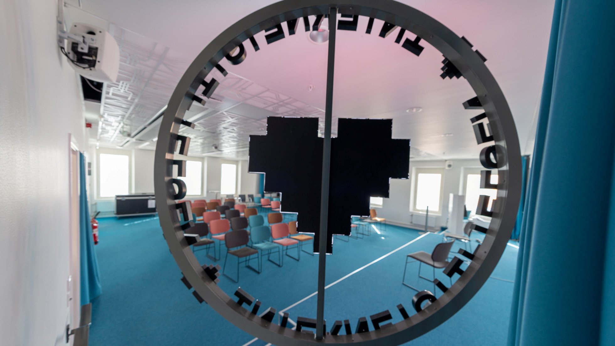 Konferensrum syns genom en logga