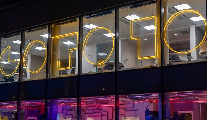 Fasaden på Goto 10 med lysande logotyp i neon