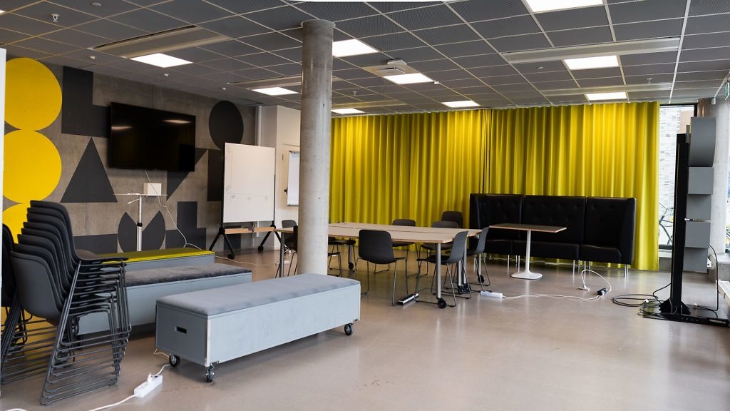 Stolar, bord, tv-skärm och whitboard i lokalen Annexet på Goto 10 Stockholm