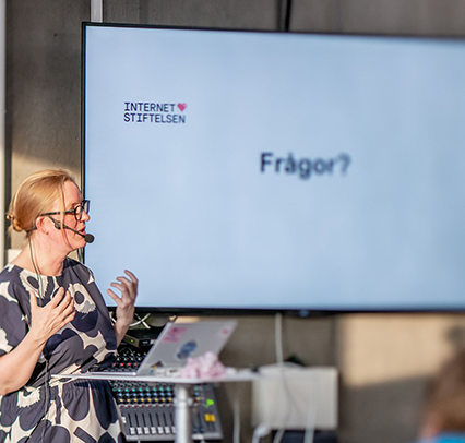 Kristina Alexanderson håller ett föredrag och ber om frågor från publiken