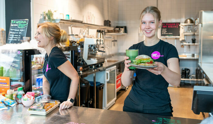 Två tjejer innanför disken på caféet Mindmix.